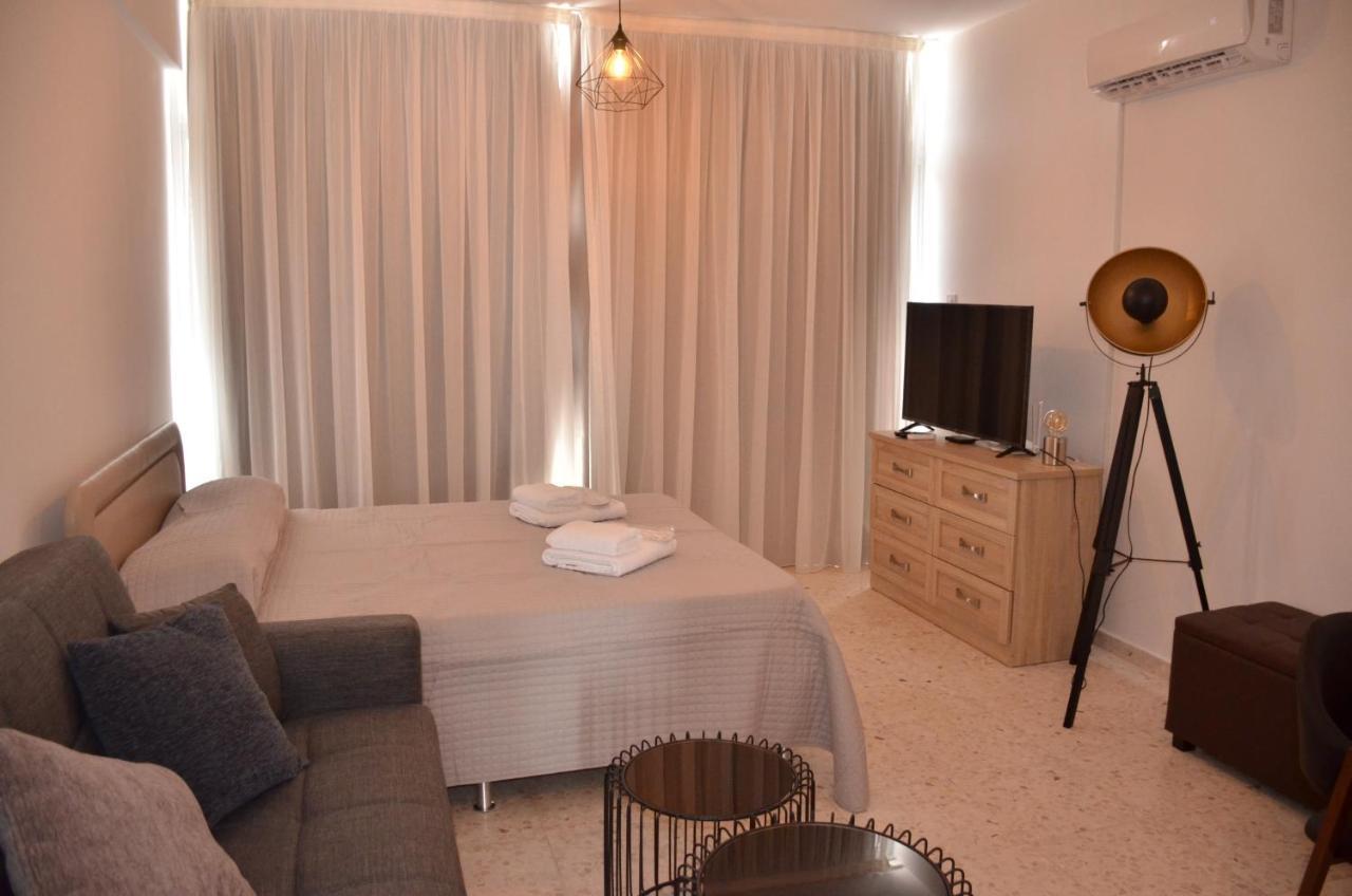 Almyria Apartments - By Imh Travel & Tours パ フォス エクステリア 写真